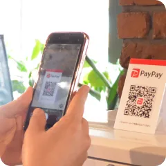 タッチ決済の準備、スマホの画面に映る赤と白のQRコード。